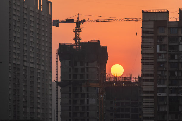 太阳落在摩天大楼后面图片下载