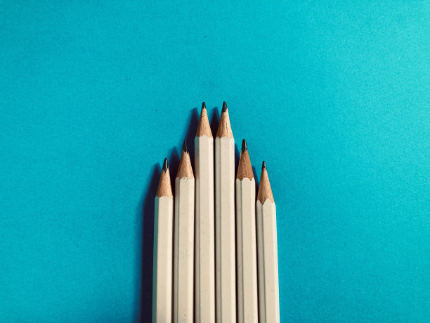 平面图像的白色铅笔在蓝色背景图片下载