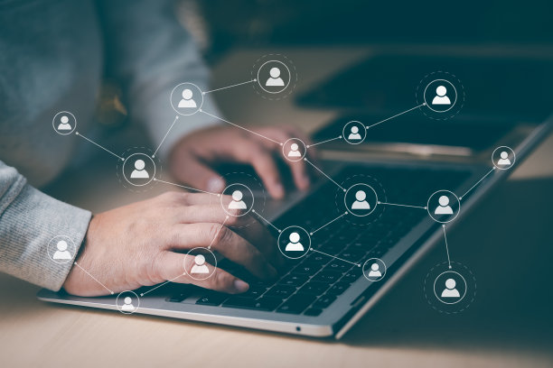 用手提电脑玩社交媒体，用手机通知人图标，保持社交距离，在家工作的概念，国际咨询公司。社交网络全息图标。图片下载