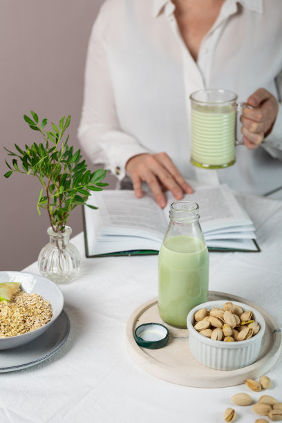 一位女士用健康的奶瓶作为早餐图片下载