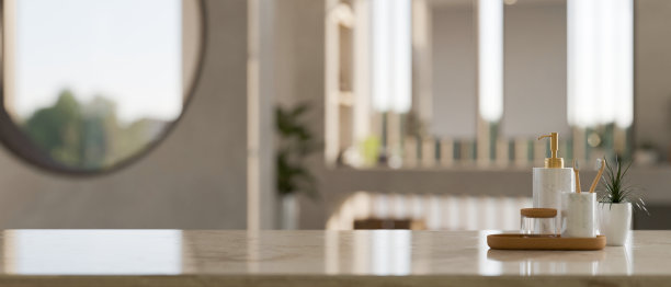 豪华的白色大理石桌面与陶瓷浴室配件容器和复制空间图片下载