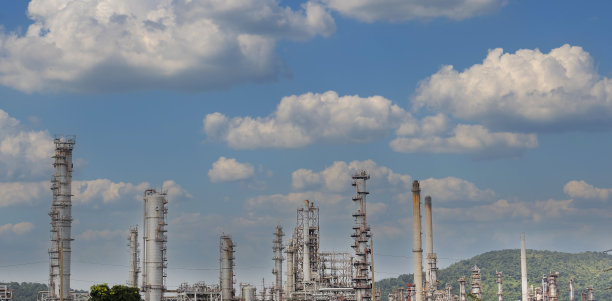 炼油厂形成工业区，其中的工厂石化厂，从炼油厂无人机拍摄的蓝天风光背景图片下载