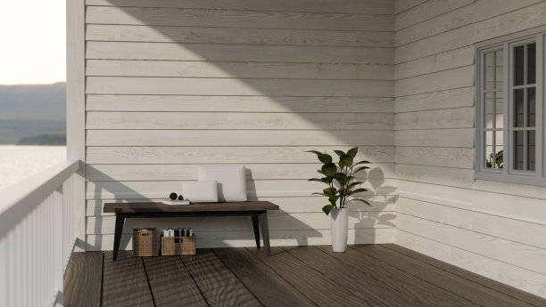 舒适的家庭阳台，木质长凳和枕头，装饰对白色木板墙图片下载