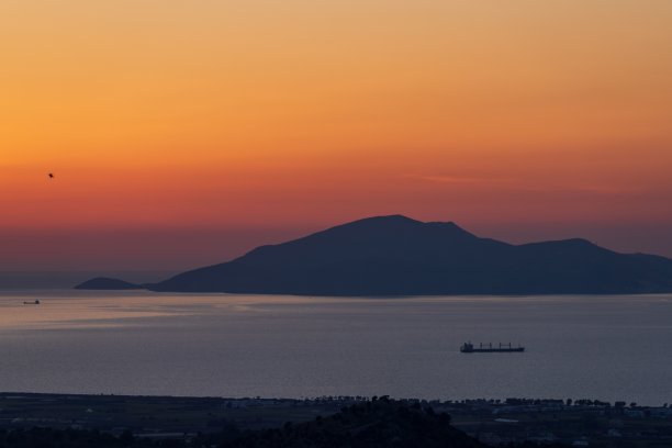 夕阳下群山背景下的湖泊的美丽照片图片下载