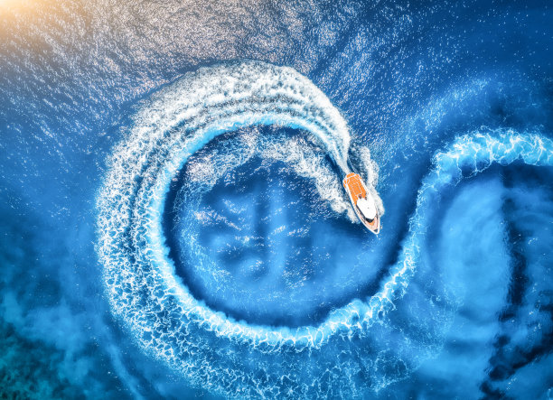 航拍的快艇在透明的蓝色水域在夏天日落。从地中海快速漂浮游艇的无人机俯瞰。热带多彩的风景与摩托艇。极端的图片下载