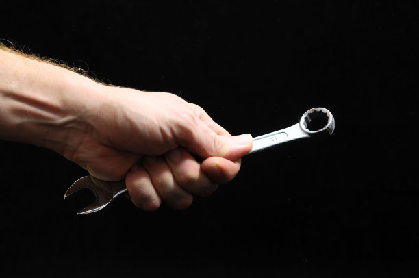 男主手里拿着钥匙栓卡普里工具，前面是黑色背景图片下载