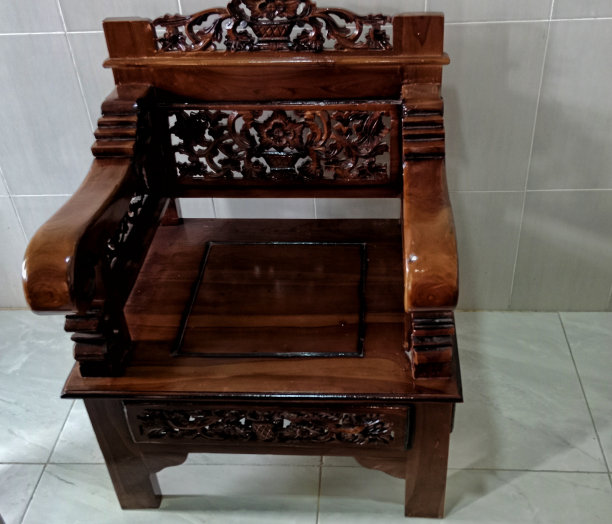雕刻柚木椅子图片下载