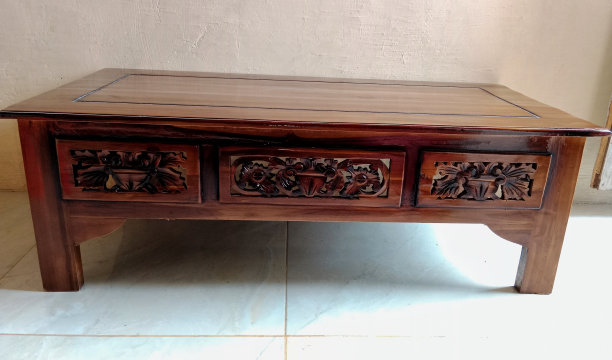 雕花柚木桌图片下载