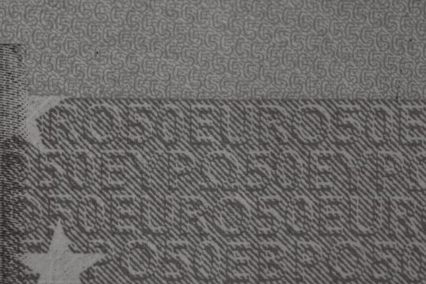 一张50欧元钞票上小字的灰度微距照片图片下载