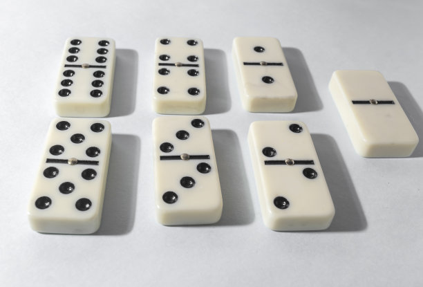 多米诺碎片与白色背景，复制空间和各种阿古洛，桌子游戏的概念图片下载