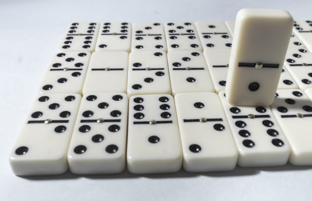 多米诺碎片与白色背景，复制空间和各种阿古洛，桌子游戏的概念图片下载