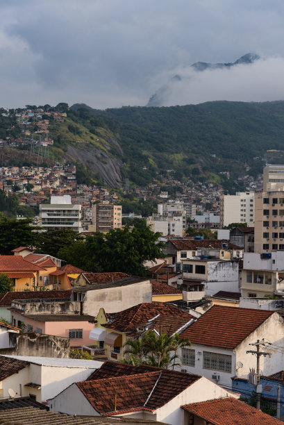 里约热内卢北部地区被提茹卡国家公园的大西洋雨林包围图片下载