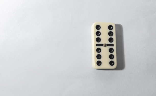 多米诺碎片与白色背景，复制空间和各种阿古洛，桌子游戏的概念图片下载