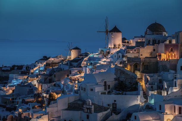 伊亚是希腊圣托里尼岛最典型的村庄图片下载