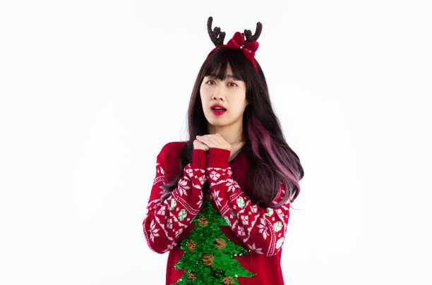 一个美丽的亚洲妇女穿着白色衬衫，戴着圣诞帽，在白色背景下摆出惊讶的脸。圣诞快乐。图片下载