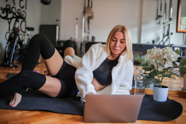 在家工作的成年人图片下载