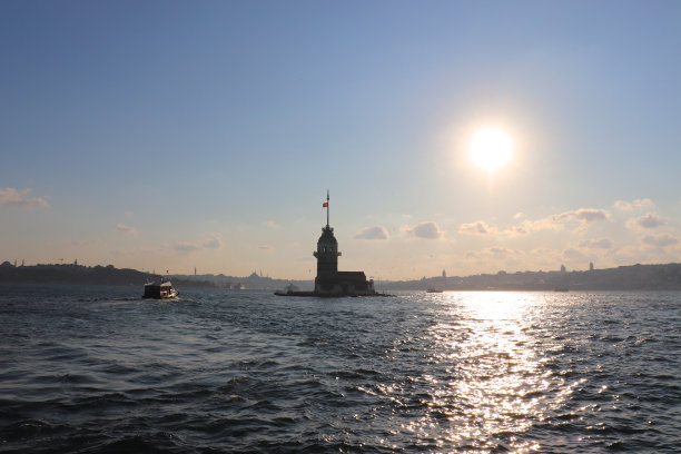 博斯普鲁斯海峡的照片，可以看到少女塔和地平线上的城市图片下载