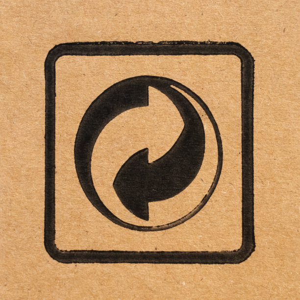 纸板上的绿点符号，特写。环保包装图标。图片下载