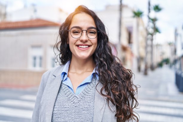 年轻的西班牙女性主管微笑在街上自信图片下载