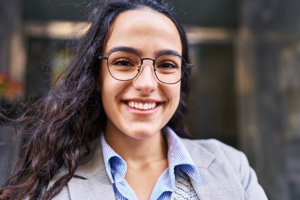 年轻的西班牙女性主管微笑在街上自信图片下载