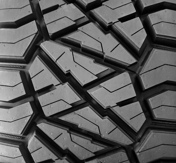 黑白抽象图案背景的一个近距离细节的新卡车轮胎胎面图片下载