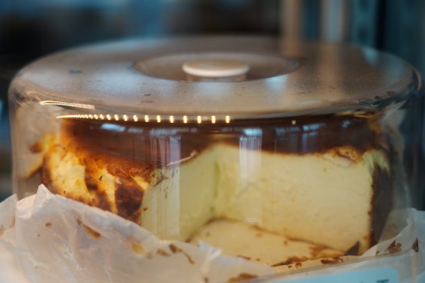 盛在盘子里供食用的芝士蛋糕图片下载