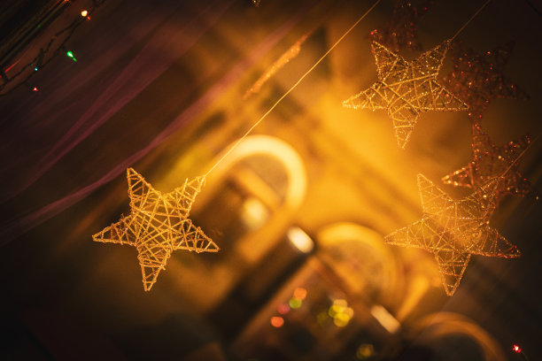 商店橱窗里的圣诞星星和彩灯图片下载