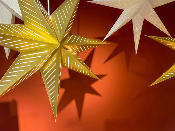 圣诞装饰。天花板上挂着星形饰品，墙上挂着影子图片下载