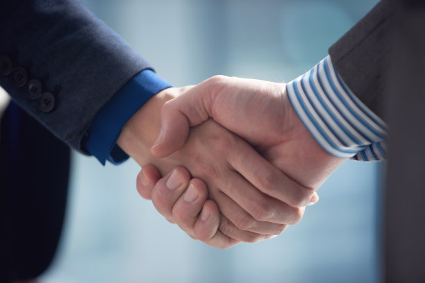 与业务伙伴握手图片下载