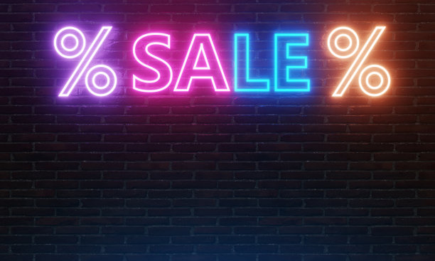 砖墙上的霓虹灯销售文字和百分比标志图片下载