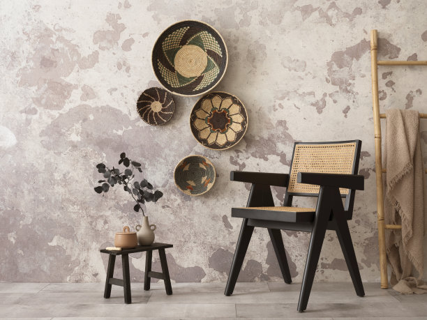 极简构图的民族客厅内饰，复制空间，彩色篮子，藤椅，灰色混凝土墙和优雅的个人配饰。家居装饰。模板。图片下载