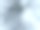 山区多雨天气。薄雾吹过松树林。空中拍摄的云杉树在雾天的山上。美丽森林里的晨雾。图片下载
