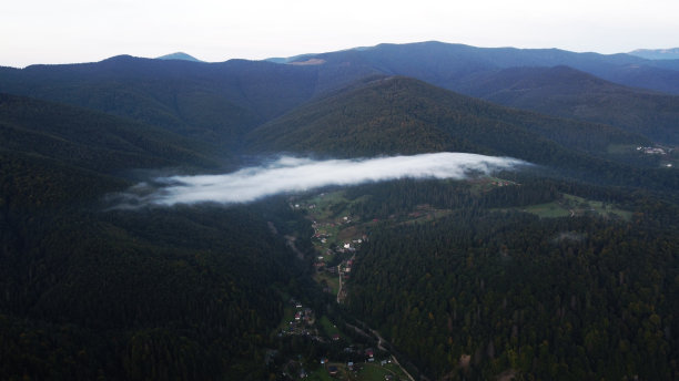 喀尔巴阡山脉一个村庄上空的云雾，鸟瞰图，无人机拍摄的照片图片下载