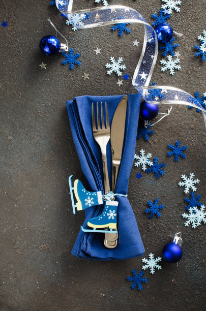 圣诞餐桌摆设。冬季背景写圣诞或新年菜单。图片下载