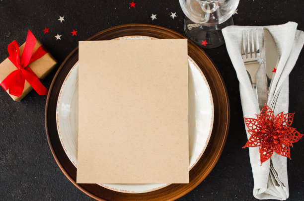 圣诞餐桌摆设。冬季背景写圣诞或新年菜单。图片下载