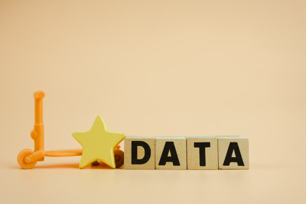 DATA字写在木块和黄色星号上。数据对组织将来的分析很重要图片下载