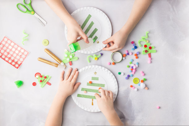孩子做了一张圣诞纸拼贴贺卡。这是他亲手做的。儿童艺术项目为儿童手工。儿童工艺品。俯视图图片下载