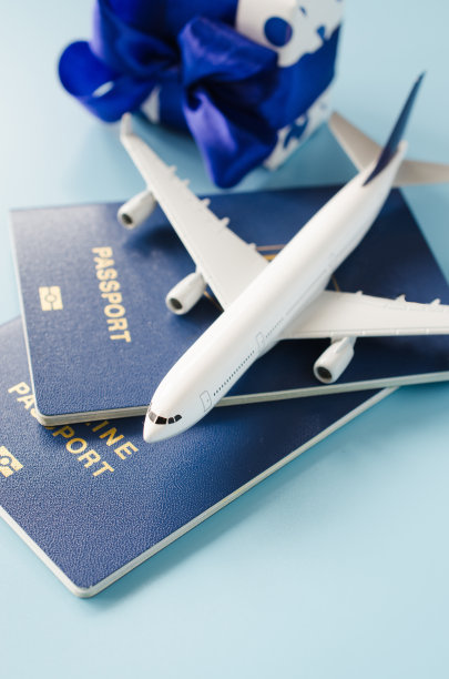 旅行是礼物。有护照和礼品盒的玩具飞机。图片下载