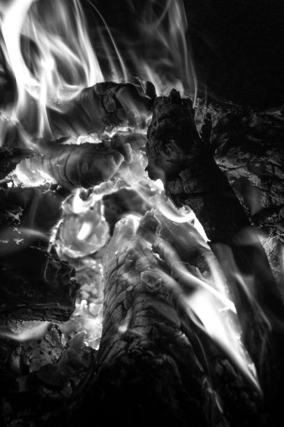 垂直拍摄的木材燃烧在灰色图片下载