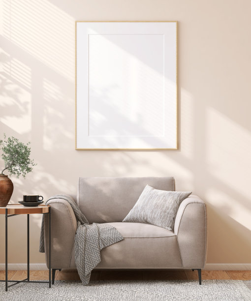 大型空白木制相框垫奶油色的墙在现代，豪华客厅扶手椅沙发，茶几，盆栽植物拼花地板图片下载