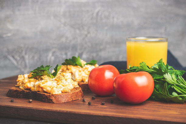 面包配欧芹炒鸡蛋，黑木板自制健康早餐图片下载