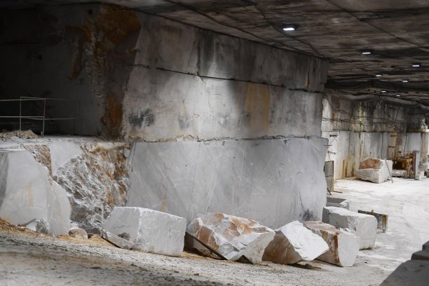 卡拉拉在大理石采石场里图片下载