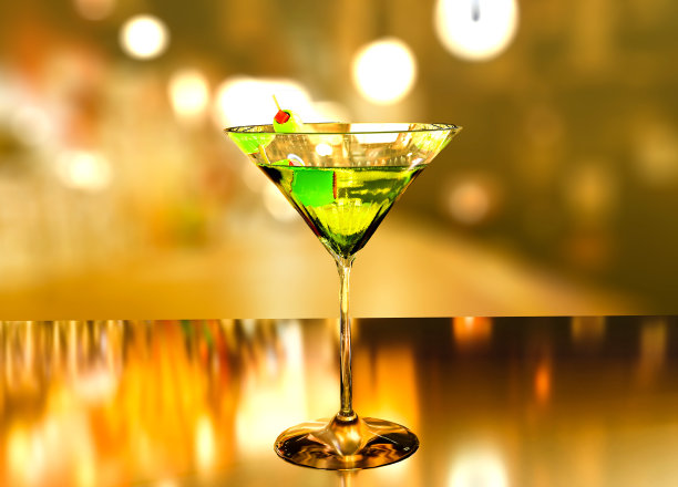 在有散景背景的酒吧里提供的一杯威士忌。图片下载