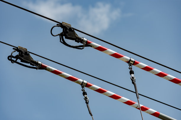 用电线连接的电动公共汽车杆图片下载