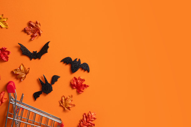 创意万圣节设计概念背景与南瓜，秋叶和复制空间。图片下载