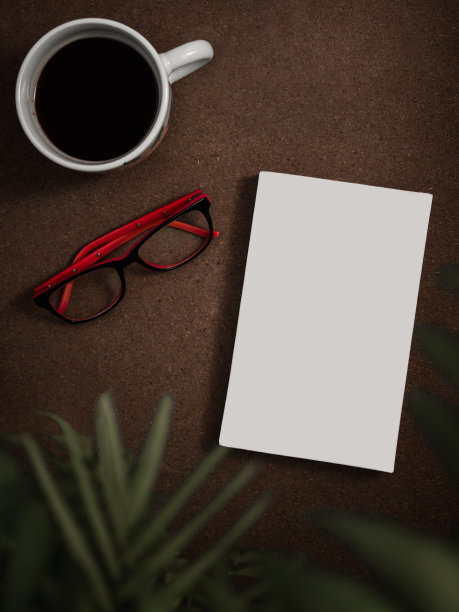 白色软封面书模型在木桌咖啡，眼镜和植物图片下载