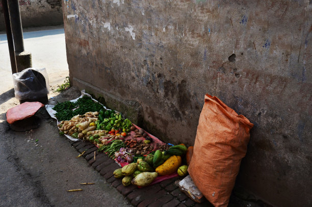 2013年10月29日，尼泊尔加德满都，thamel老城，路边小贩向尼泊尔人出售各种水果、蔬菜和食物，以当地生活方式购买图片下载