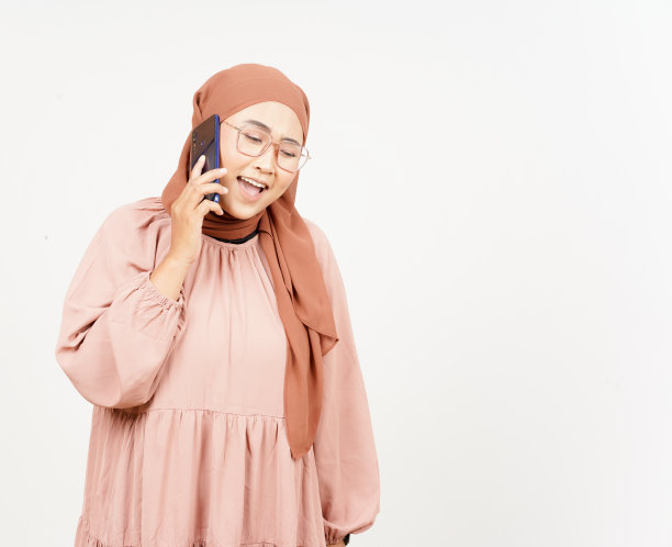 在电话里，对戴着头巾的美丽亚洲女子感到愤怒图片下载