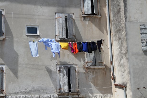 晾衣服是为了晾干窗外的空气图片下载