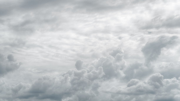 天空中白云纷飞图片下载